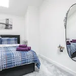 Stunning 2 Bed With Outside Balcony, Super King Beds And 75\'\' Tv!