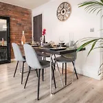 Stunning 2 Bed With Outside Balcony, Super King Beds And 75\'\' Tv!