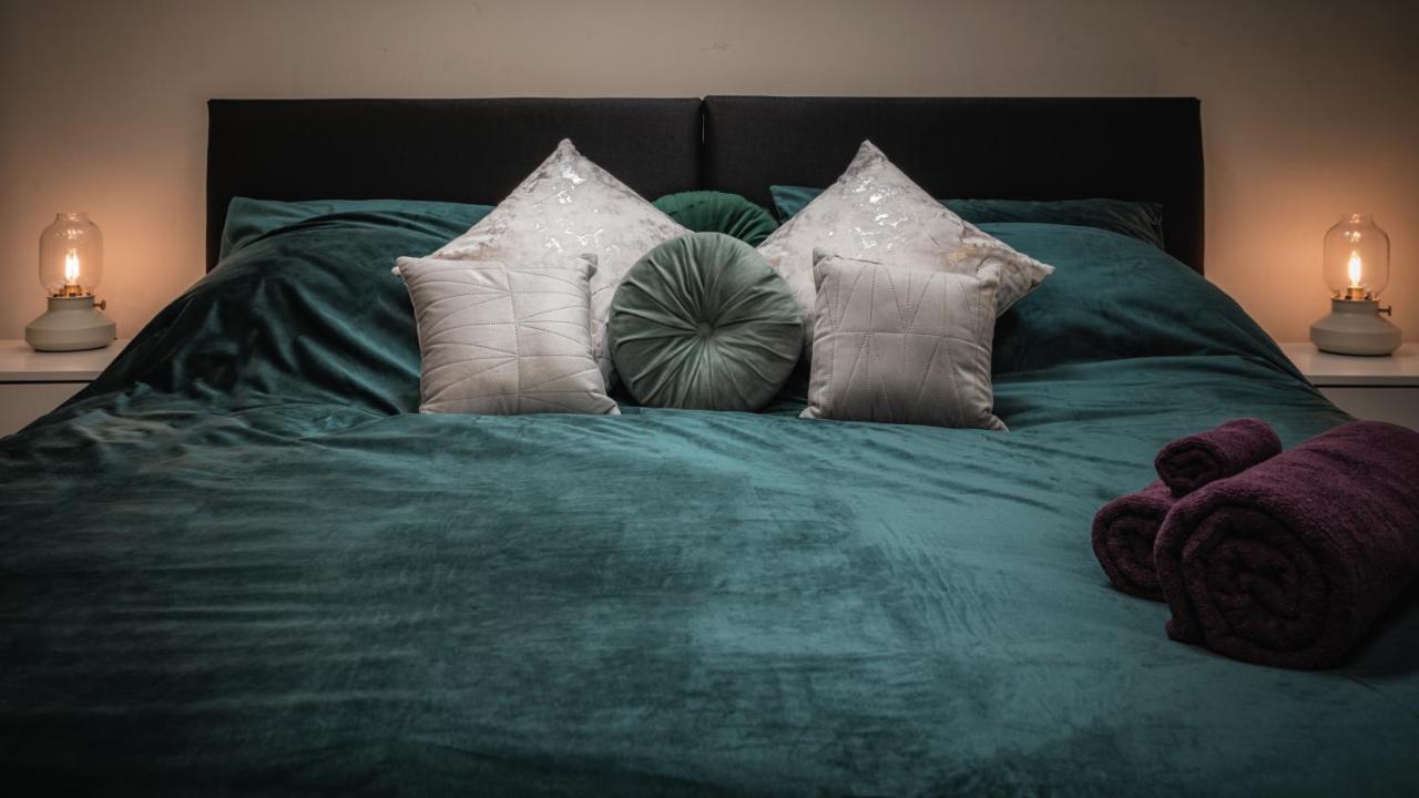 Apartment Stunning 2 Bed With Outside Balcony, Super King Beds And 75'' Tv! Bradford (West Yorkshire)
