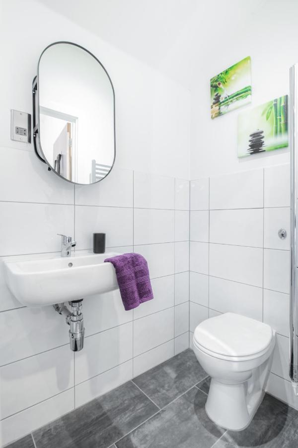 Apartment Stunning 2 Bed With Outside Balcony, Super King Beds And 75'' Tv! *