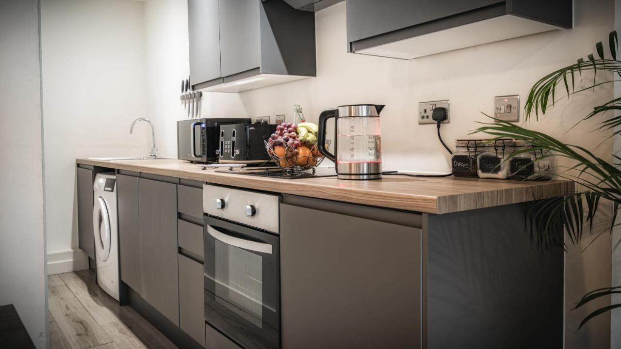 Apartment Stunning 2 Bed With Outside Balcony, Super King Beds And 75'' Tv! Bradford (West Yorkshire)